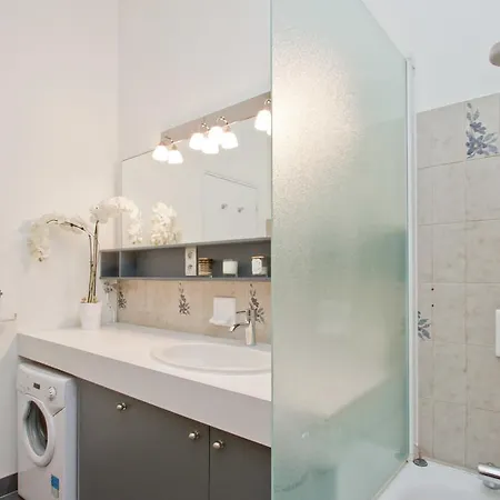 Spacious Studio Near Parc Monceau Paris
