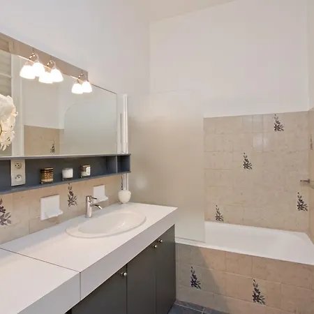 Spacious Studio Near Parc Monceau