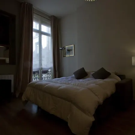 Spacious Studio Near Parc Monceau * Париж